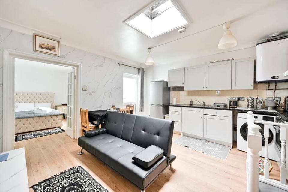 Lovely Nest in Edgware Road Near Station and Hyde Park Apartment in City of Westminster