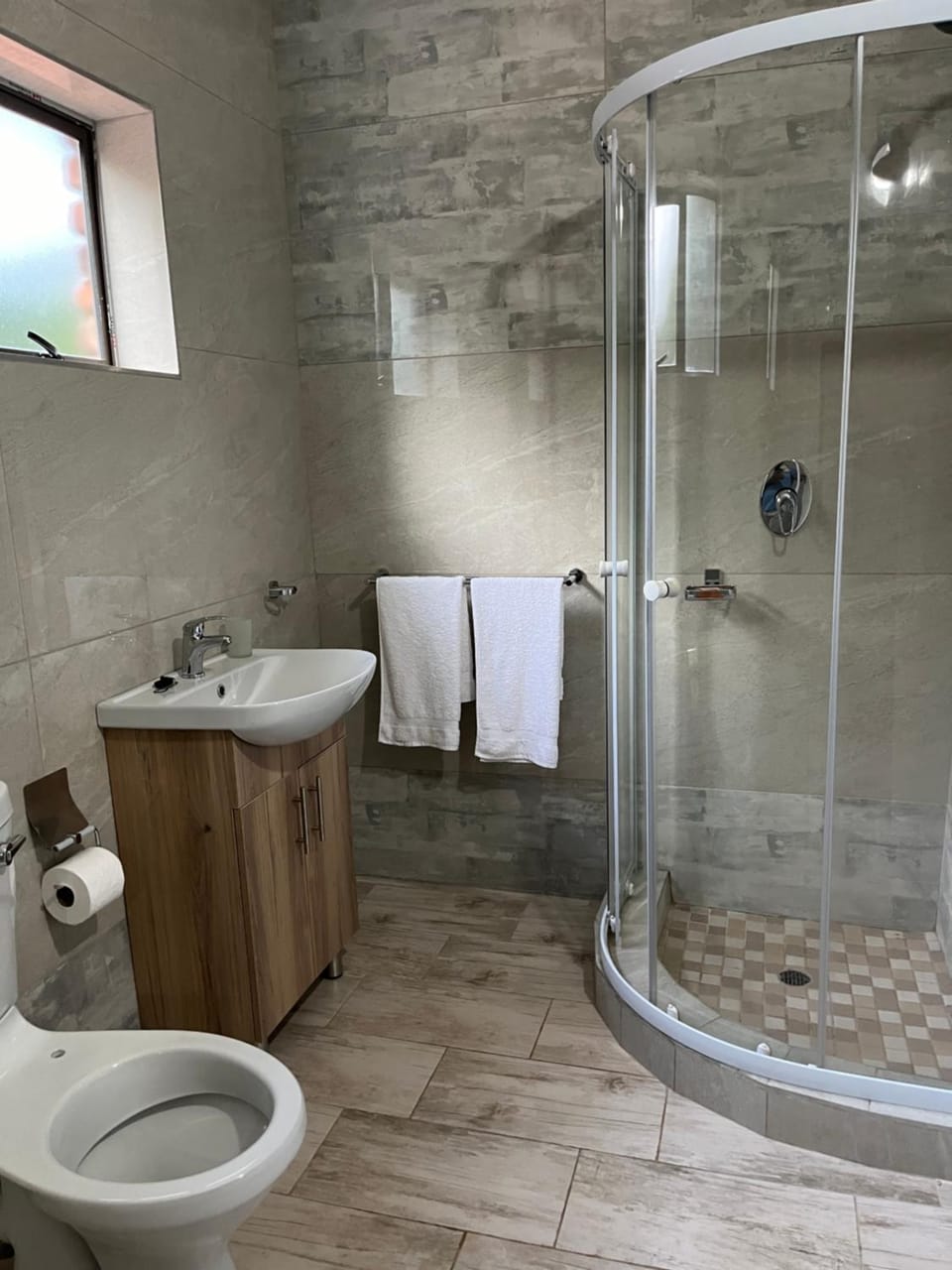 Shower, Toilet, Bathroom, towels