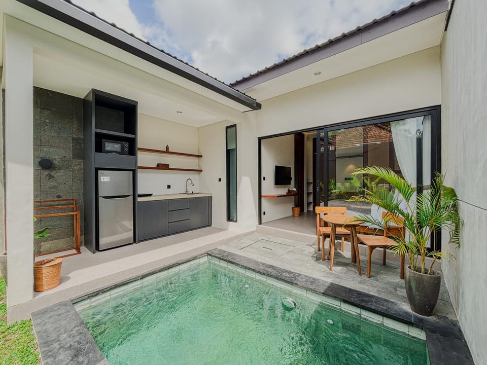 Kitchen or kitchenette, Dining area, Swimming pool