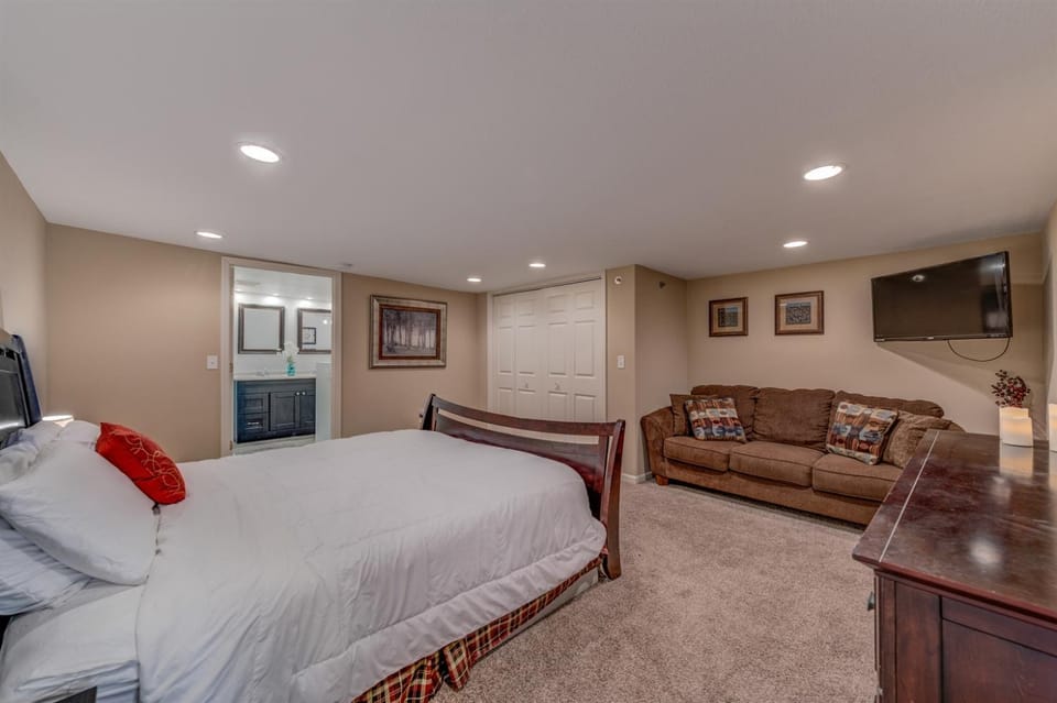 Bed, TV and multimedia, Photo of the whole room, Seating area, Bedroom