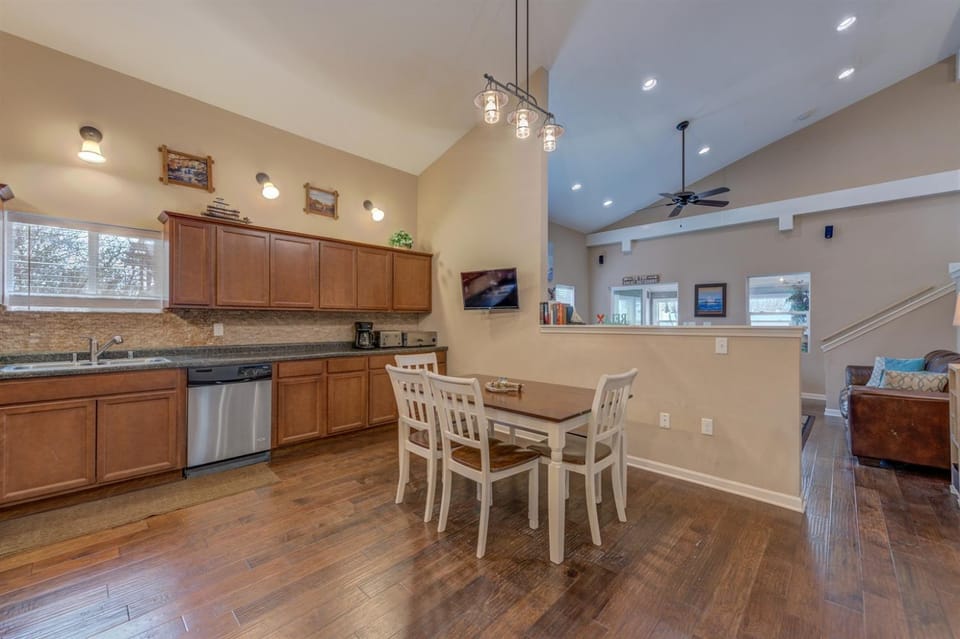 Kitchen or kitchenette, Seating area, Dining area