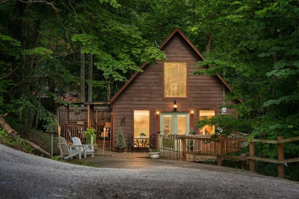 Hot Tub & WiFi - Romantic Hideaway House in Kentucky