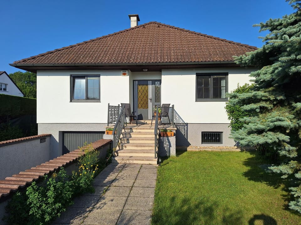 House with garden close to Vienna & Airport House in Austria