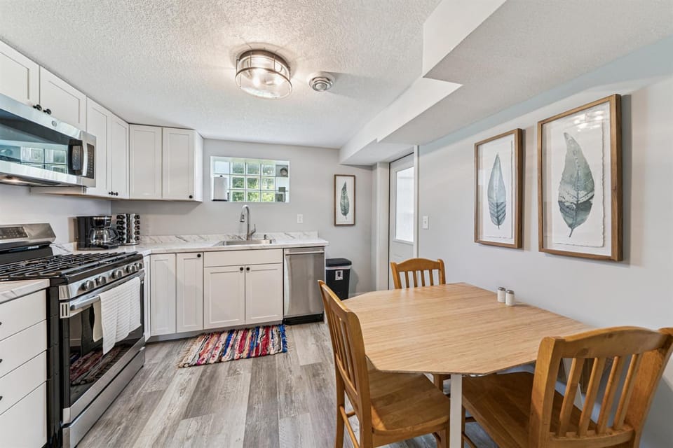 Kitchen or kitchenette, Dining area, oven, stove, toaster