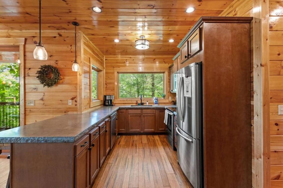Hot Tub & WiFi - Sky Pointe - LUX cabin in RRG KY Cabin in Kentucky