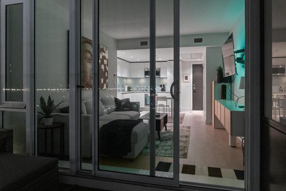 Downtown Calgary Modern 1BR with Pullout couch Apartment in Calgary