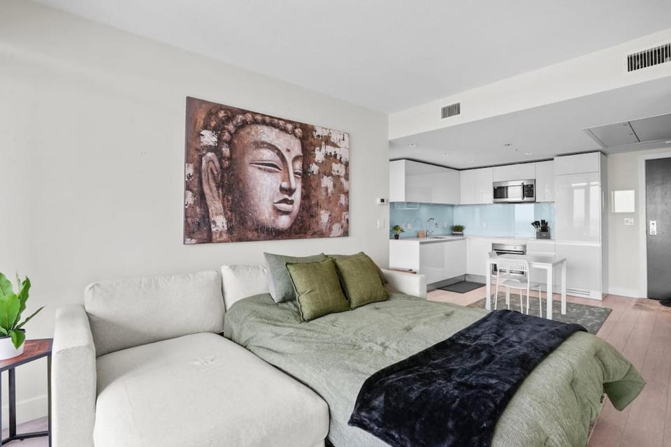 Downtown Calgary Modern 1BR with Pullout couch Apartment in Calgary
