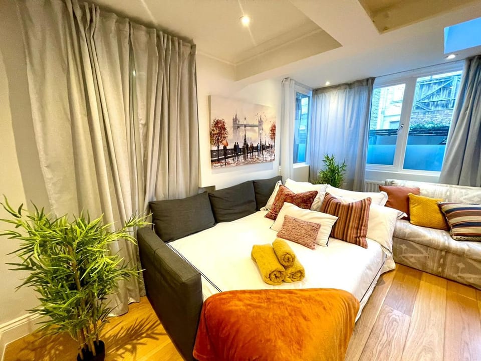 Knightsbridge large 2 Beds flat Chelsea Apartment in City of Westminster