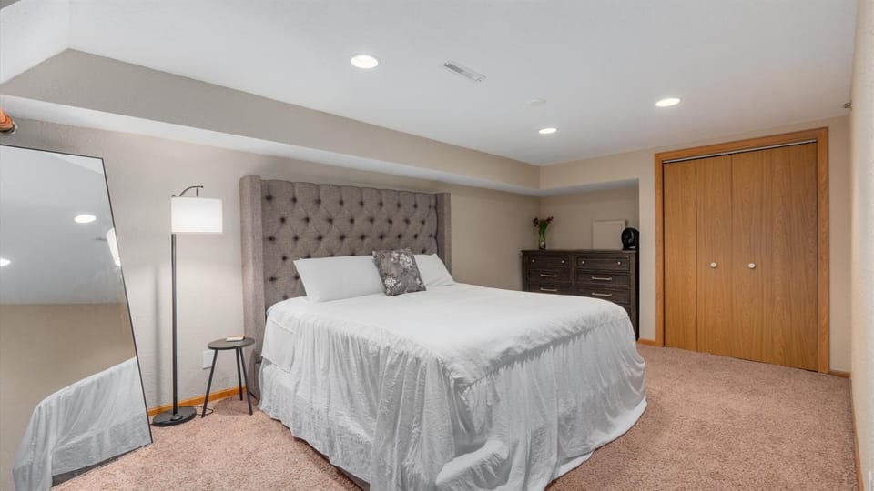 Bed, Photo of the whole room, Bedroom