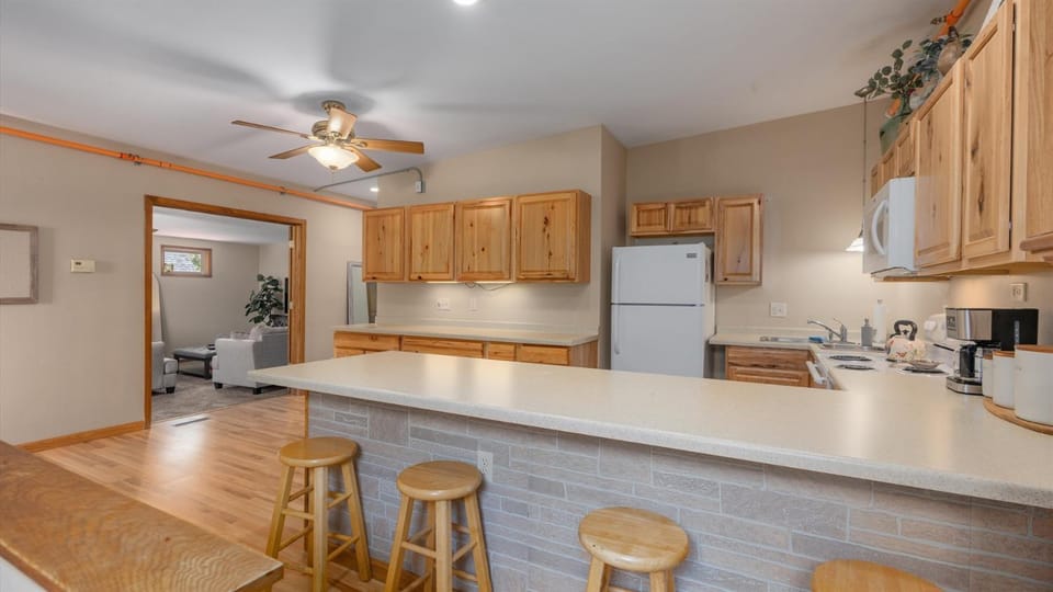 Kitchen or kitchenette, Dining area, minibar, oven, stove