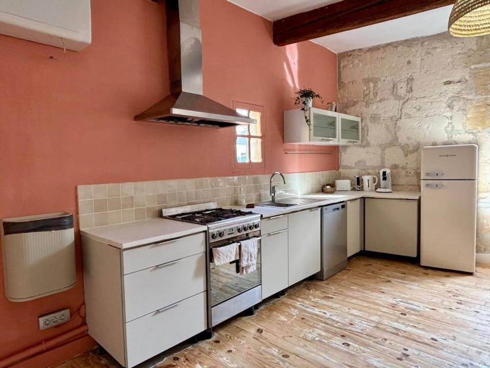 Kitchen or kitchenette, dishwasher, oven, stove