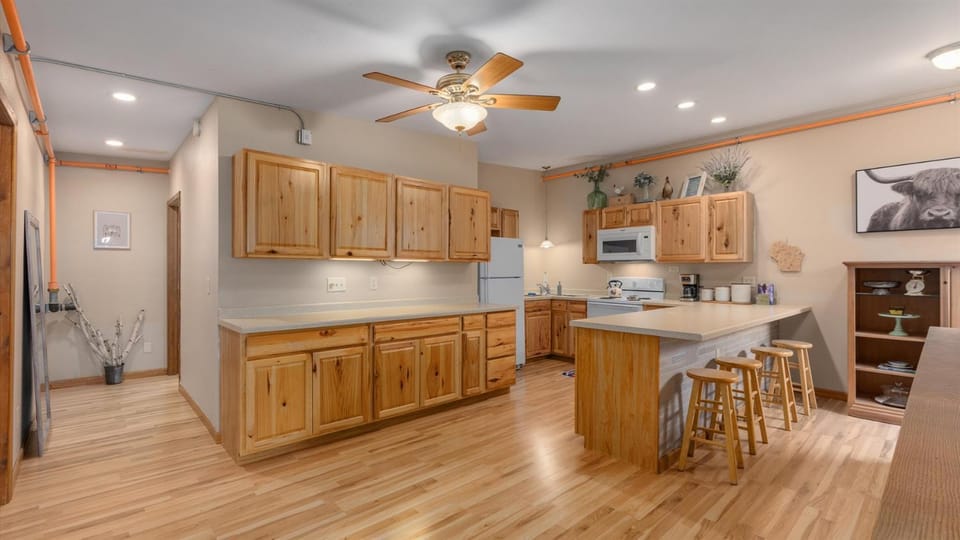 Kitchen or kitchenette, Dining area, minibar, oven, stove