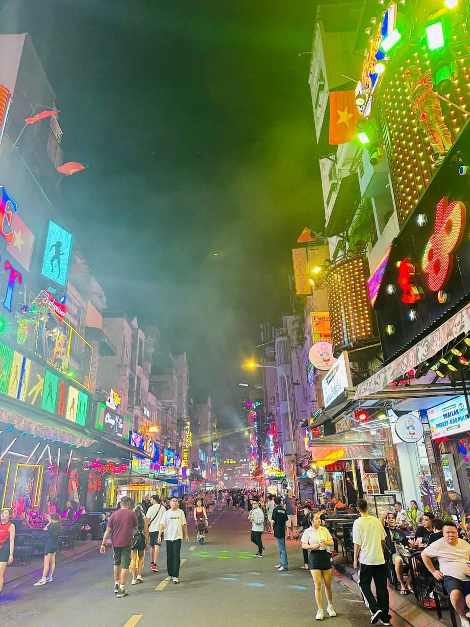 Communal lounge/ TV room, Night, People, Neighbourhood, Evening entertainment, City view, Street view, Location, group of guests