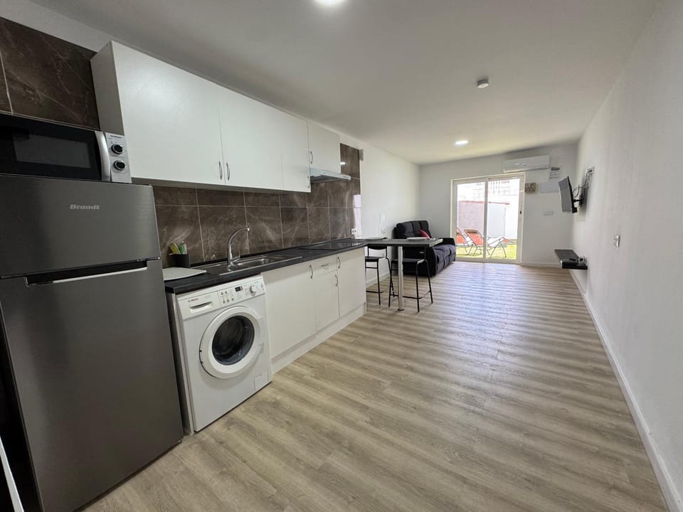 Kitchen or kitchenette, Dining area, stove, washing machine