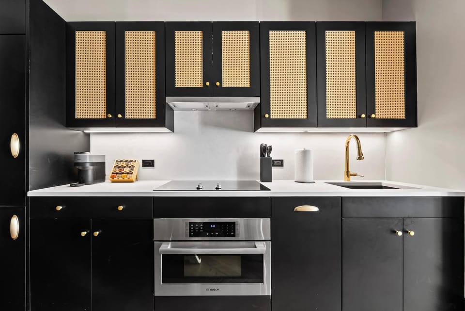 Coffee/tea facilities, Kitchen or kitchenette, oven, stove