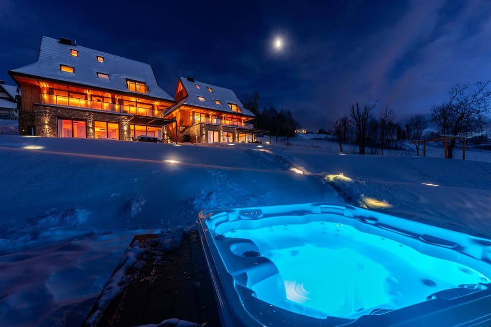 Property building, Night, Winter, Hot Tub, Hot Tub
