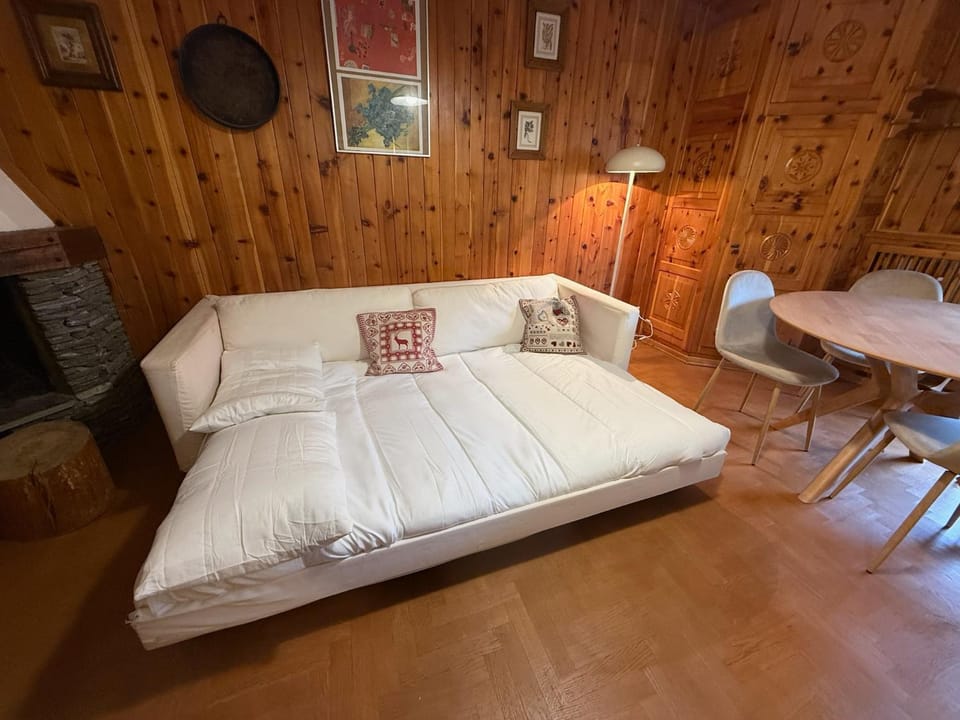 Bed, Living room