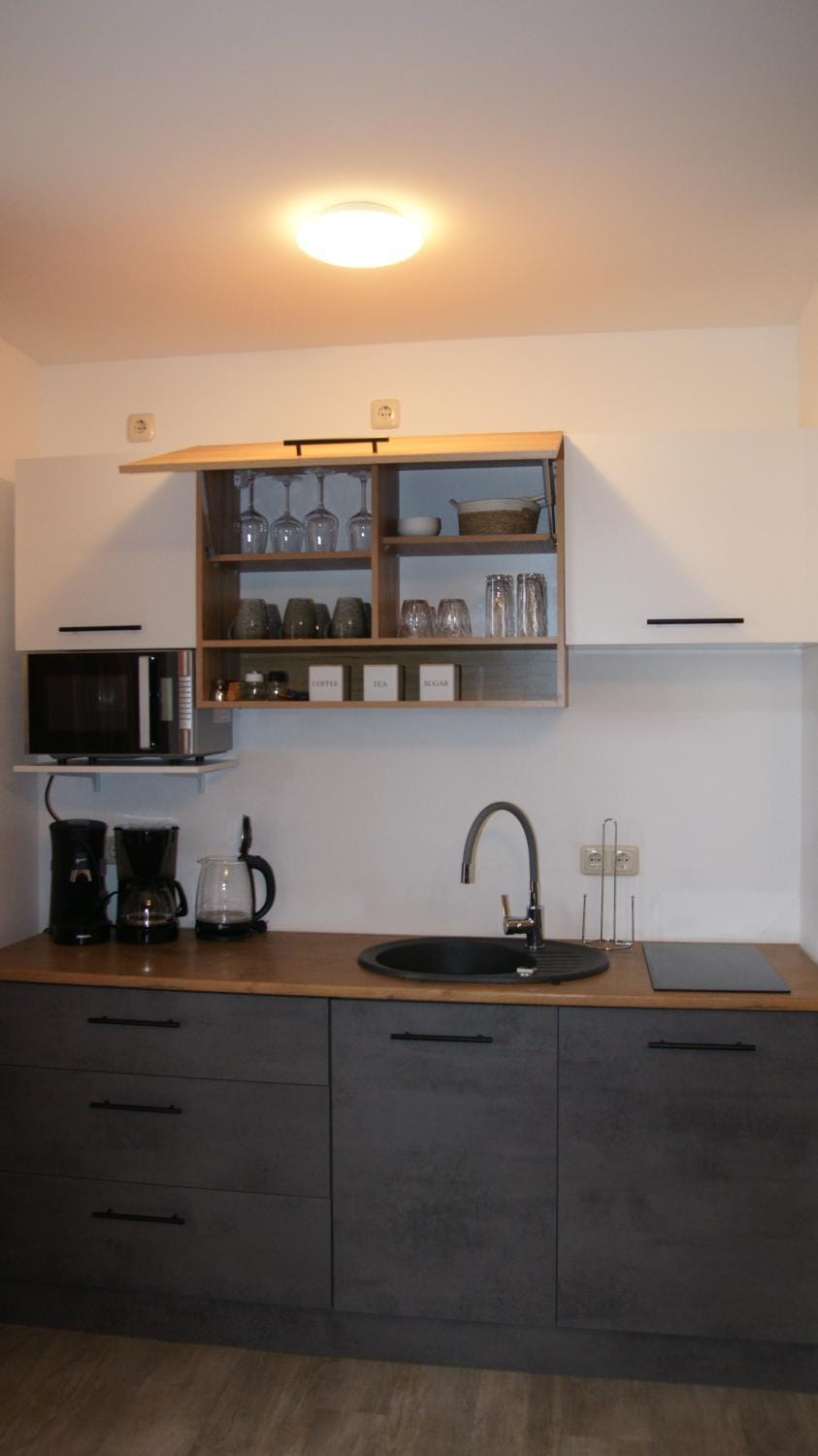 Coffee/tea facilities, Kitchen or kitchenette, stove
