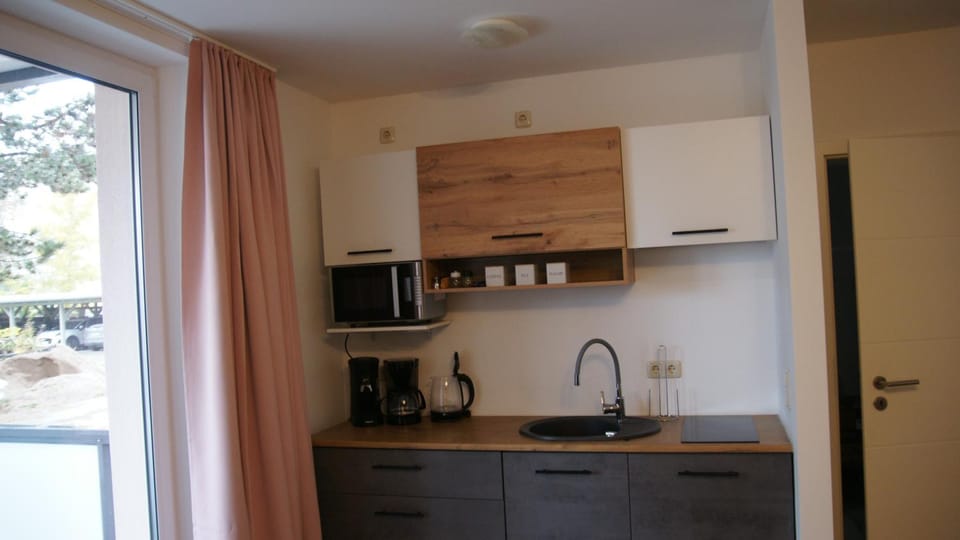 Coffee/tea facilities, Kitchen or kitchenette, stove