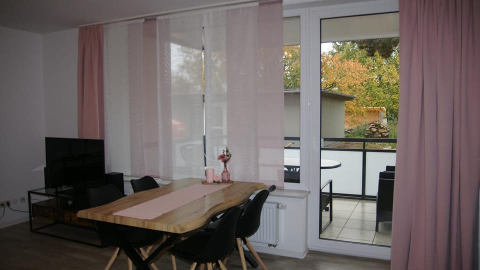 TV and multimedia, Living room, Seating area, Dining area