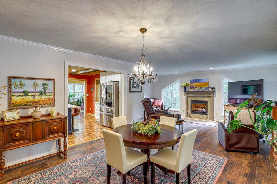 Ski Asheville! Mountain-View Hideaway with Deck House in Woodfin