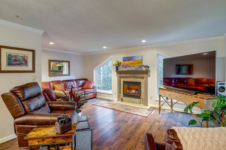 Ski Asheville! Mountain-View Hideaway with Deck House in Woodfin