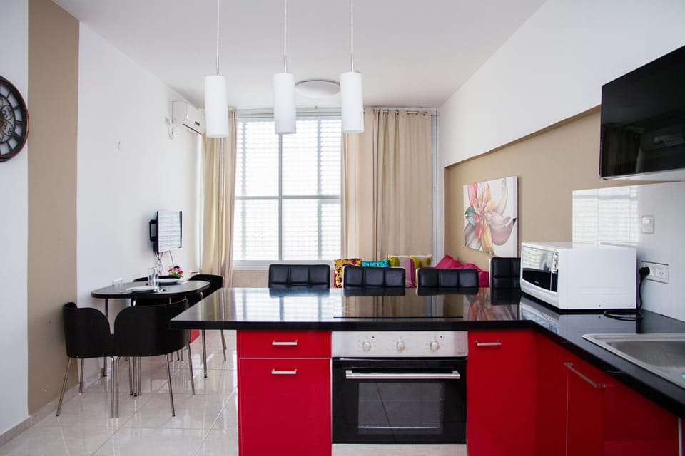 TV and multimedia, Coffee/tea facilities, Kitchen or kitchenette, Living room, Seating area, Dining area