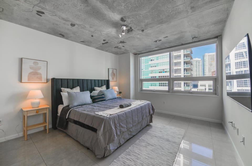 Bed, TV and multimedia, Bedroom