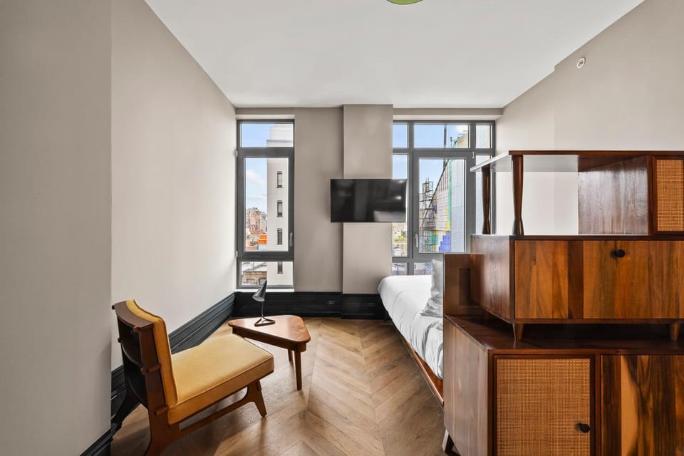 Bed, TV and multimedia, Seating area