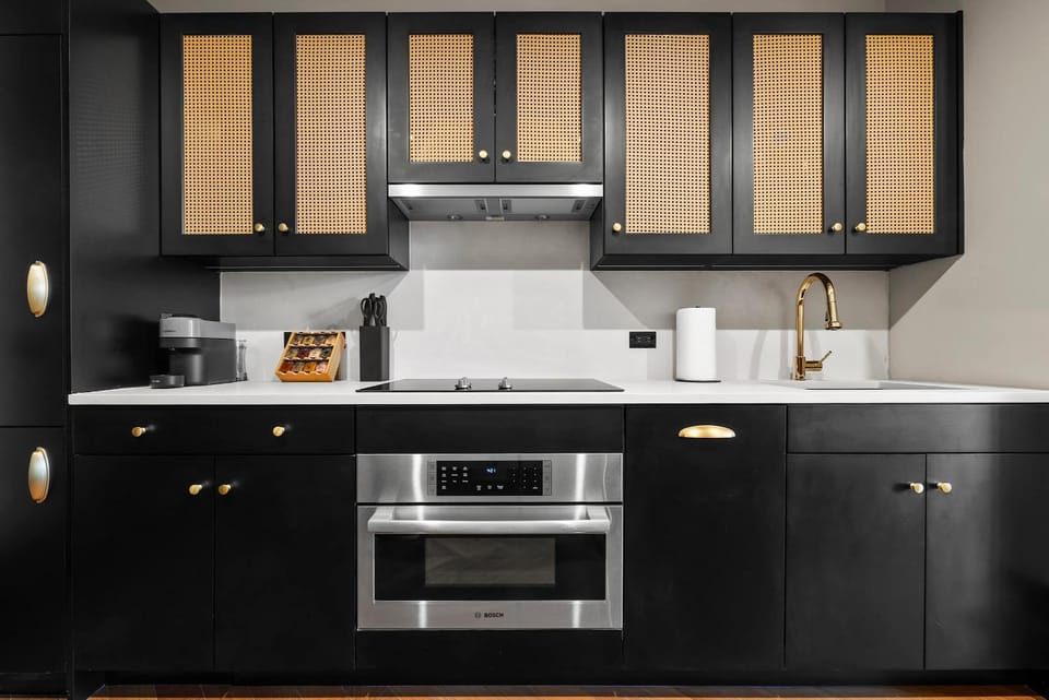 Coffee/tea facilities, Kitchen or kitchenette, stove