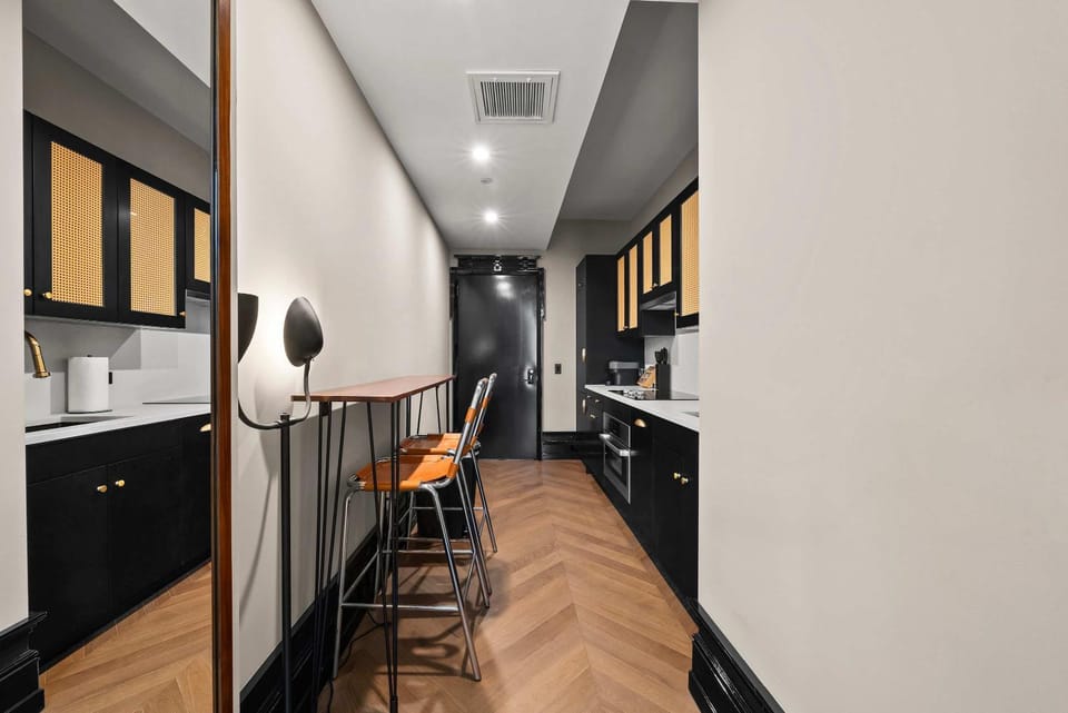 Kitchen or kitchenette, Dining area