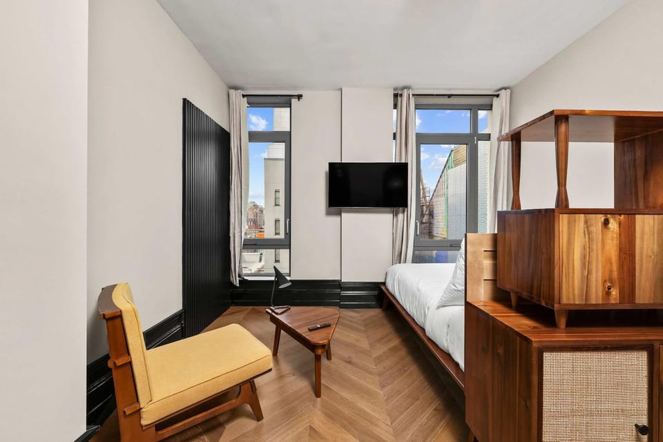 Bed, TV and multimedia, Seating area