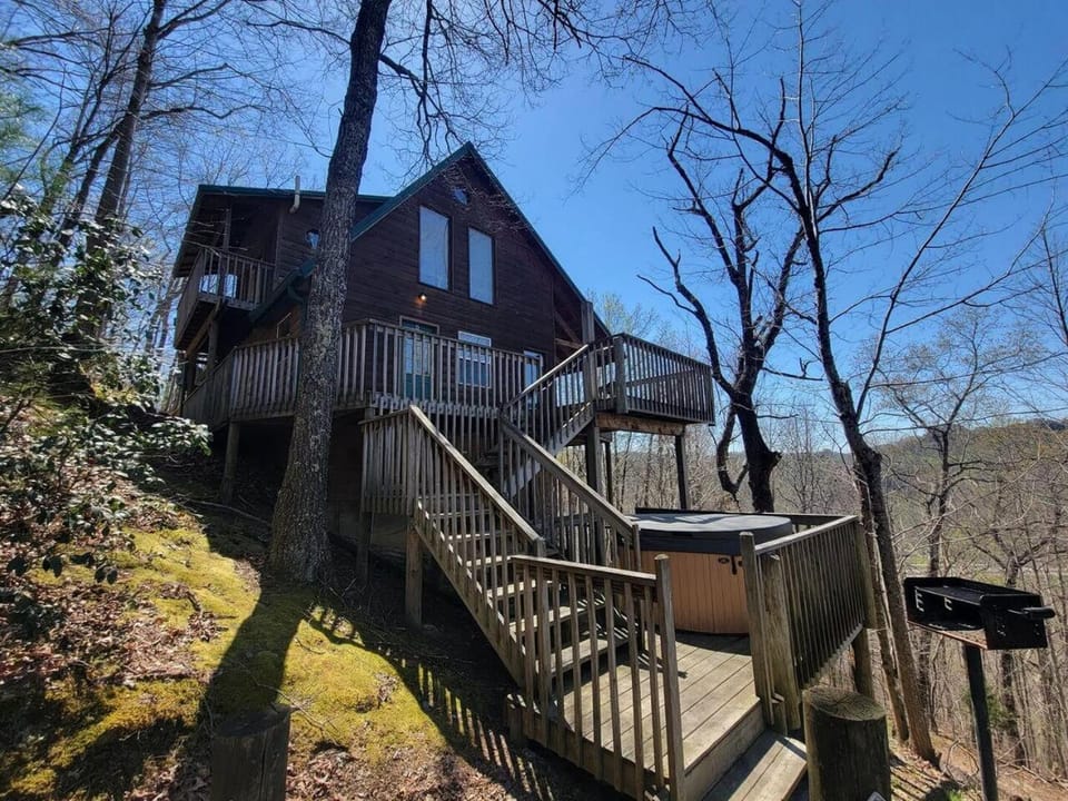 Hot Tub WiFi & Pool Table - Mountain Rose House in Kentucky
