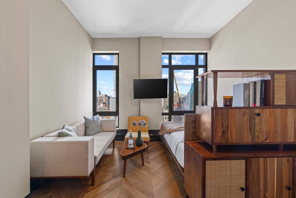 Bed, TV and multimedia, Seating area, Bedroom