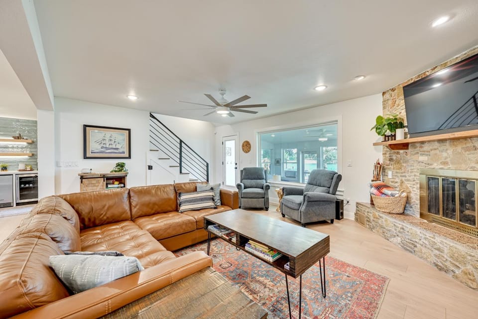 Modern, Spacious! Lake Buchanan Retreat w/ Hot Tub House in Lake Buchanan