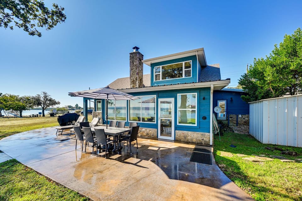 Modern, Spacious! Lake Buchanan Retreat with Hot Tub House in Lake Buchanan