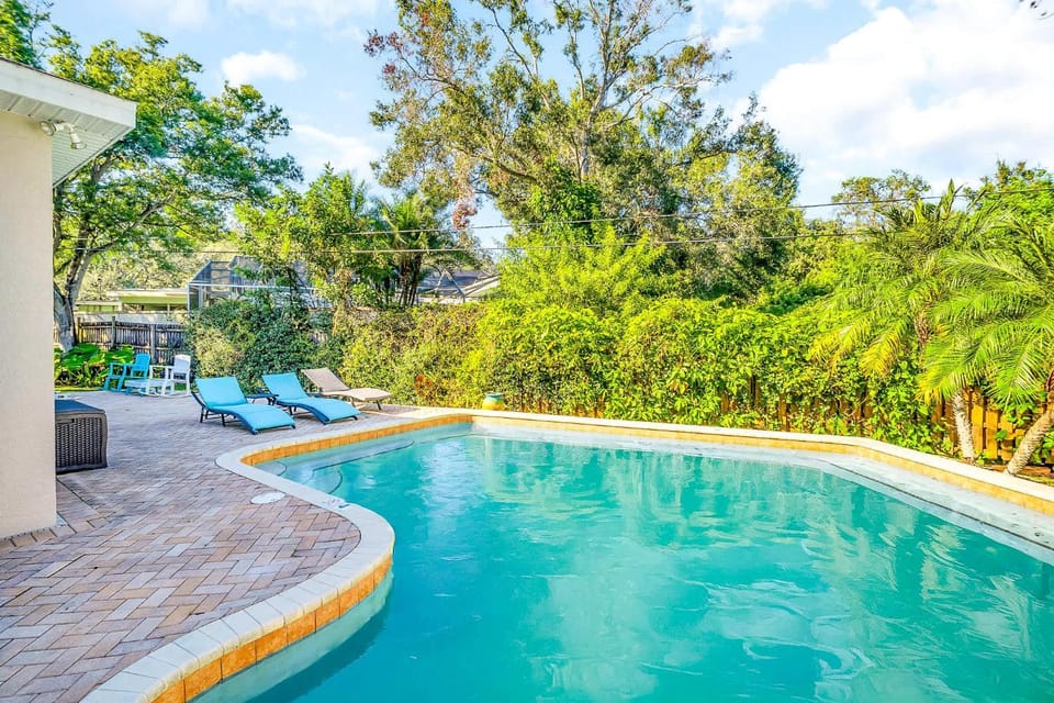 Tahanan Retreat - Clearwater Pool 15 min Beach House in Largo