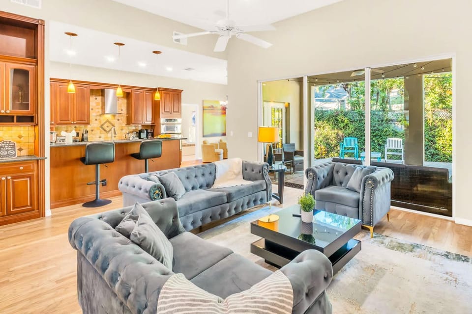 Tahanan Retreat - Clearwater Pool 15 min Beach House in Largo
