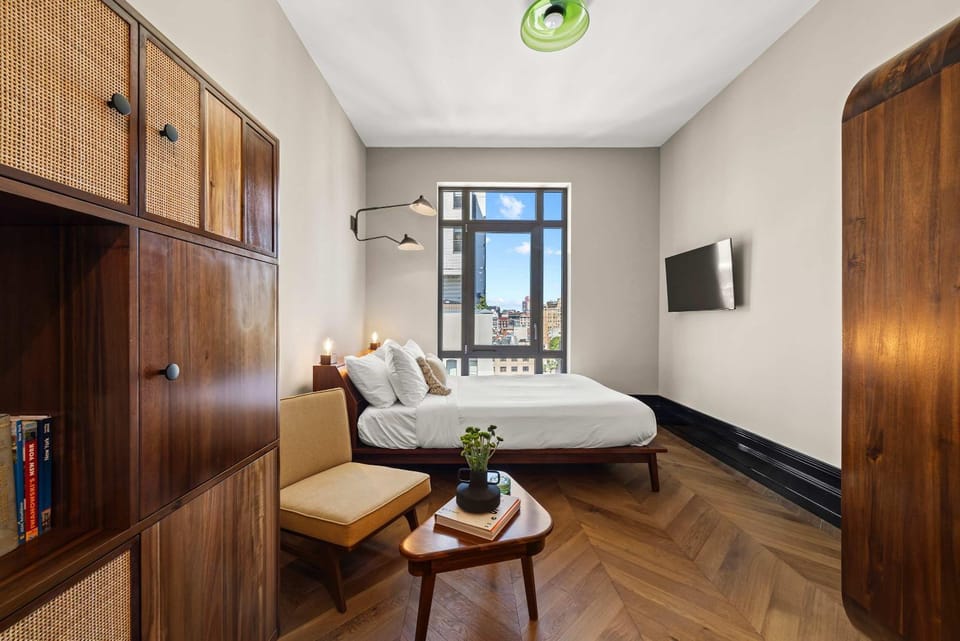 Bed, TV and multimedia, Seating area, Bedroom, wardrobe
