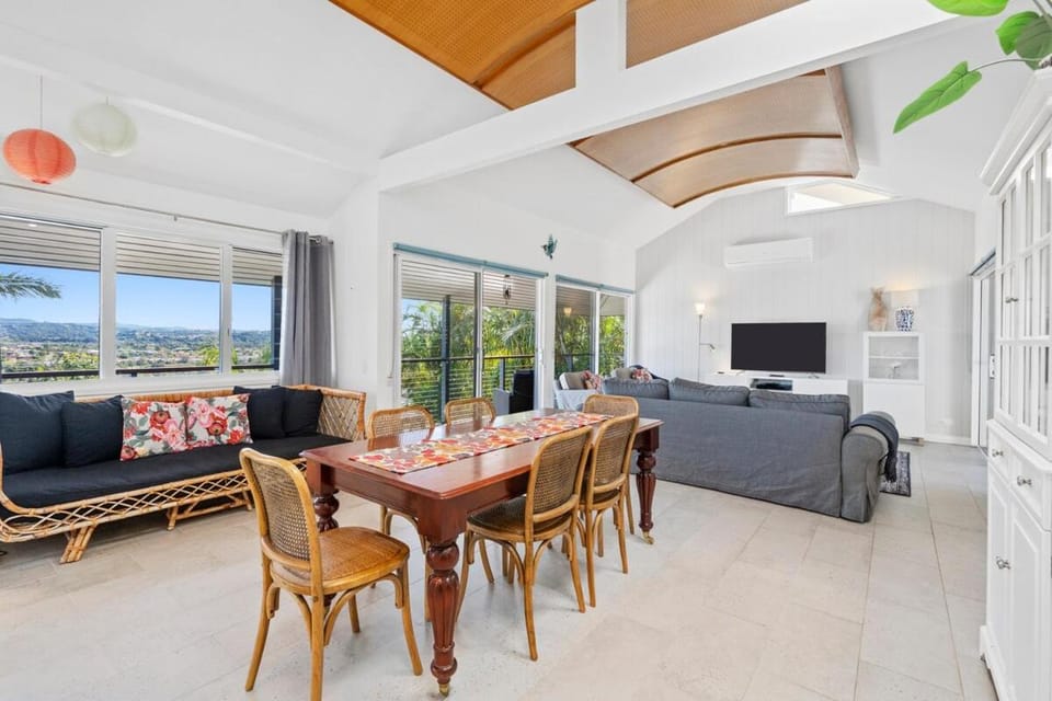 Paradise Palms-Resort Retreat with panoramic views House in Banora Point