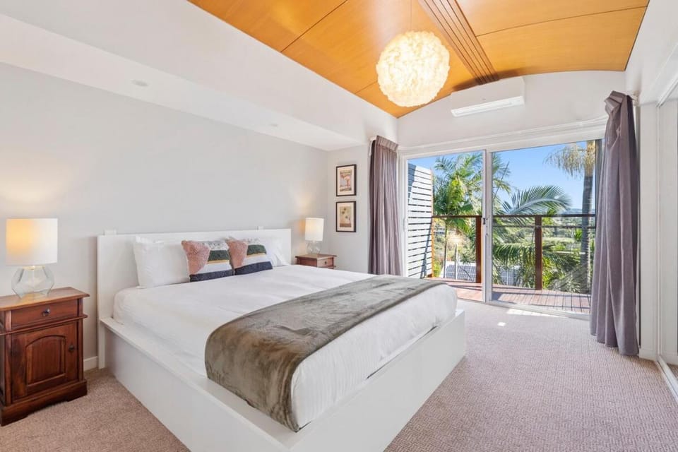 Paradise Palms-Resort Retreat with panoramic views House in Banora Point