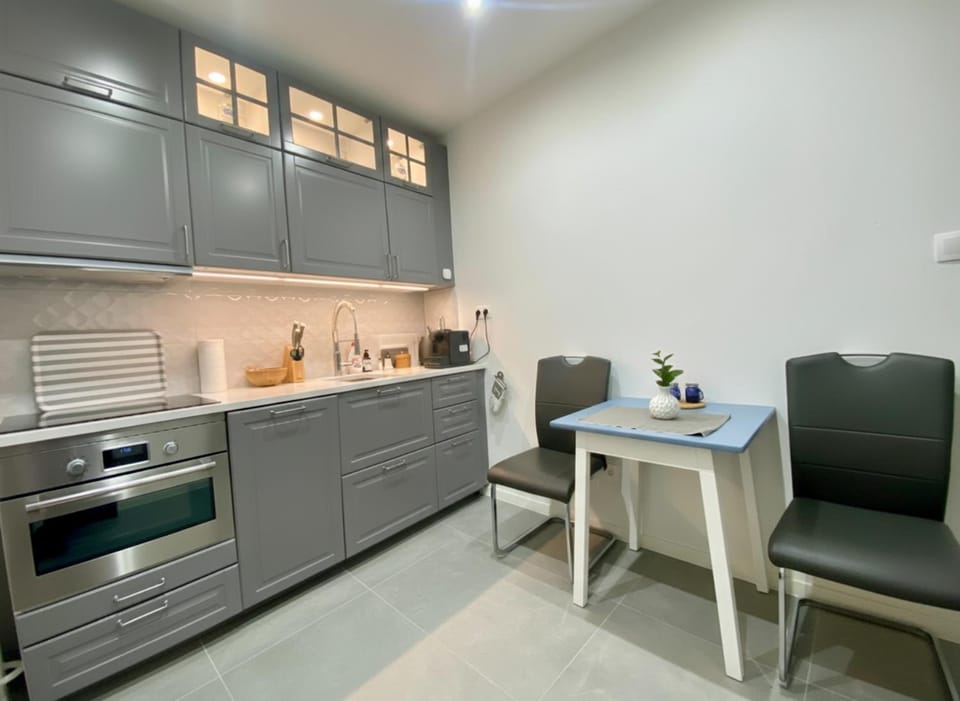 Coffee/tea facilities, Kitchen or kitchenette, oven, stove, toaster