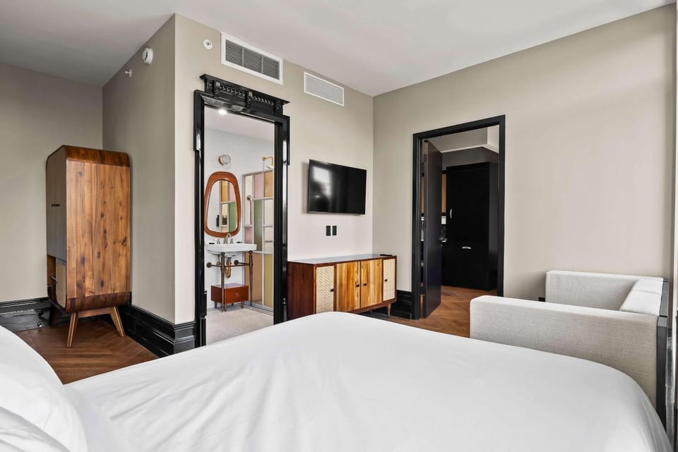 Bed, Photo of the whole room, Seating area, Bedroom, wardrobe