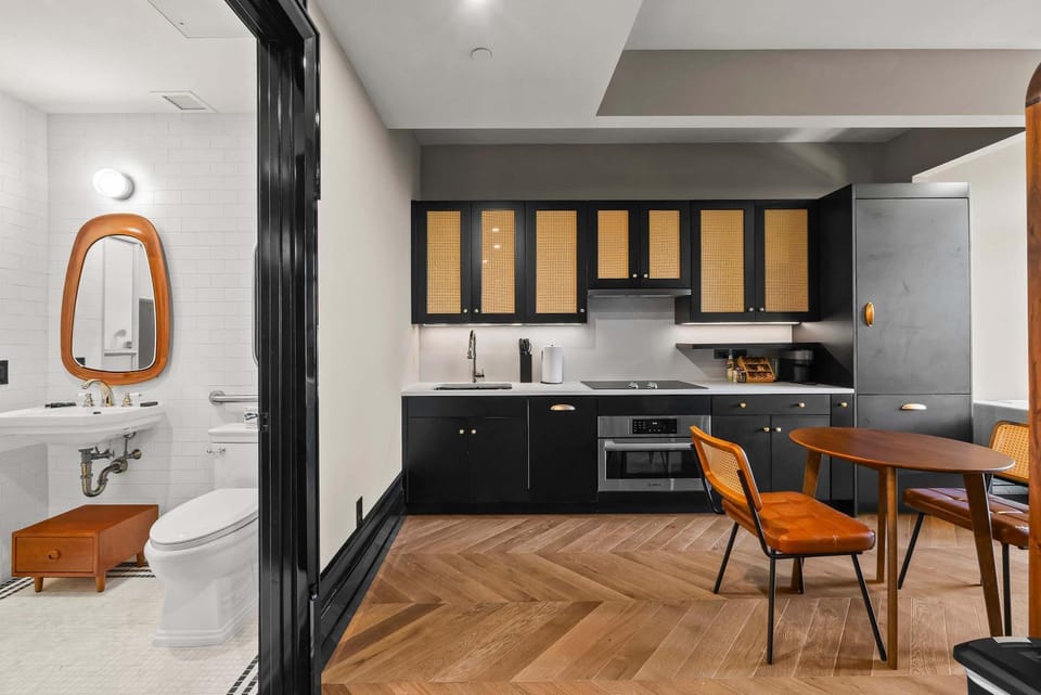 Kitchen or kitchenette, Dining area