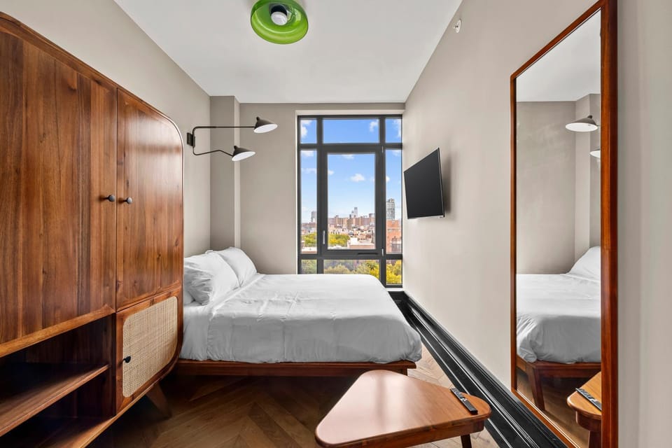 Bed, TV and multimedia, Photo of the whole room, wardrobe