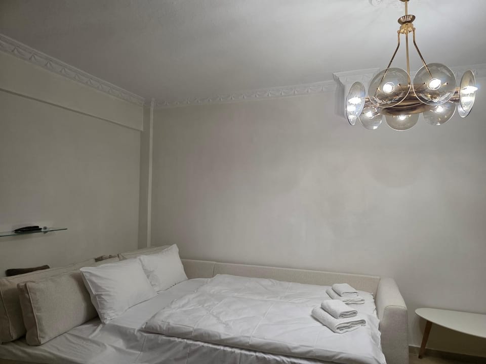Bed, Living room, Photo of the whole room, towels