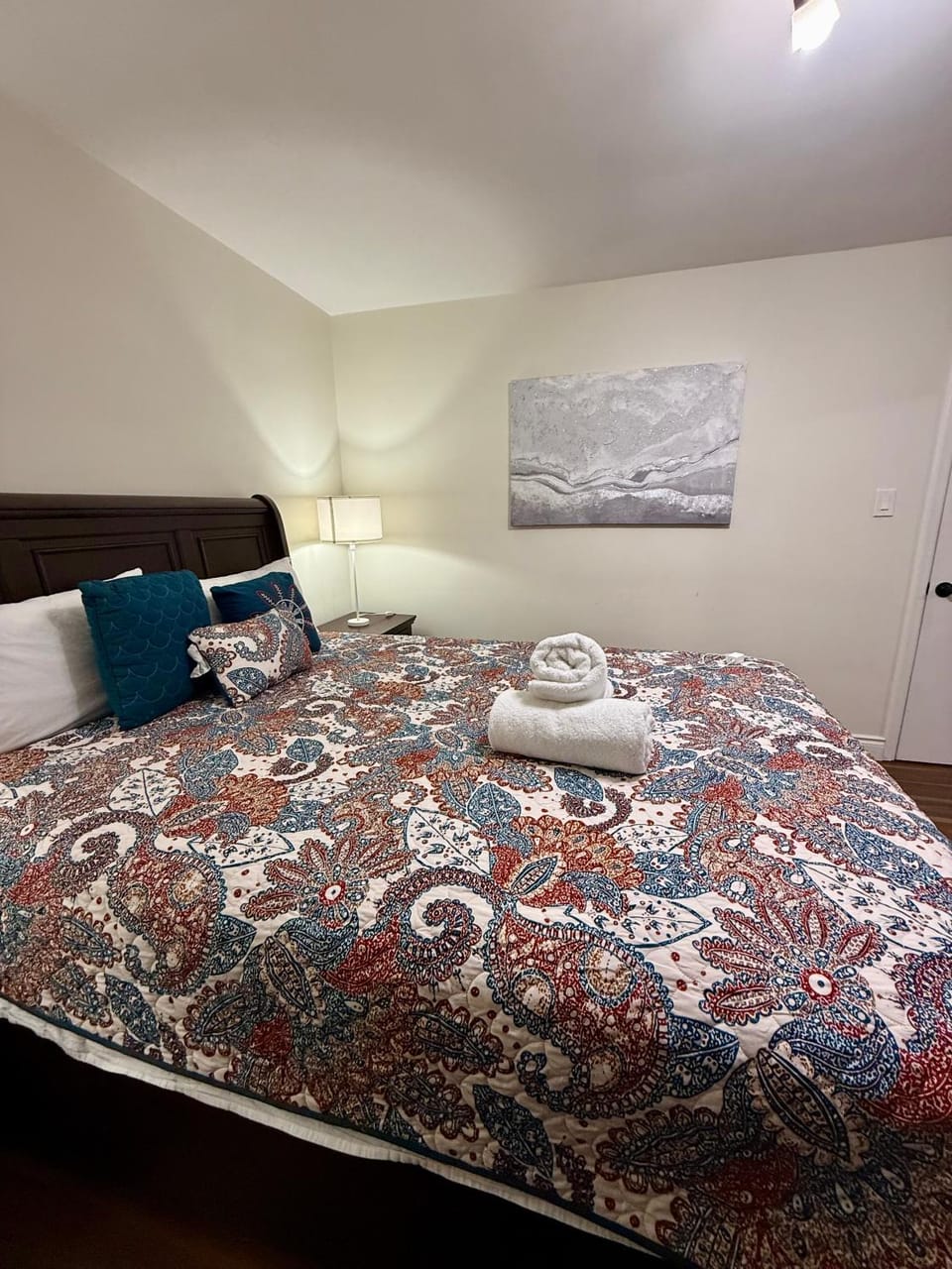 Beautiful 3 Bedrooms Guesthouse Bed and Breakfast in Toronto