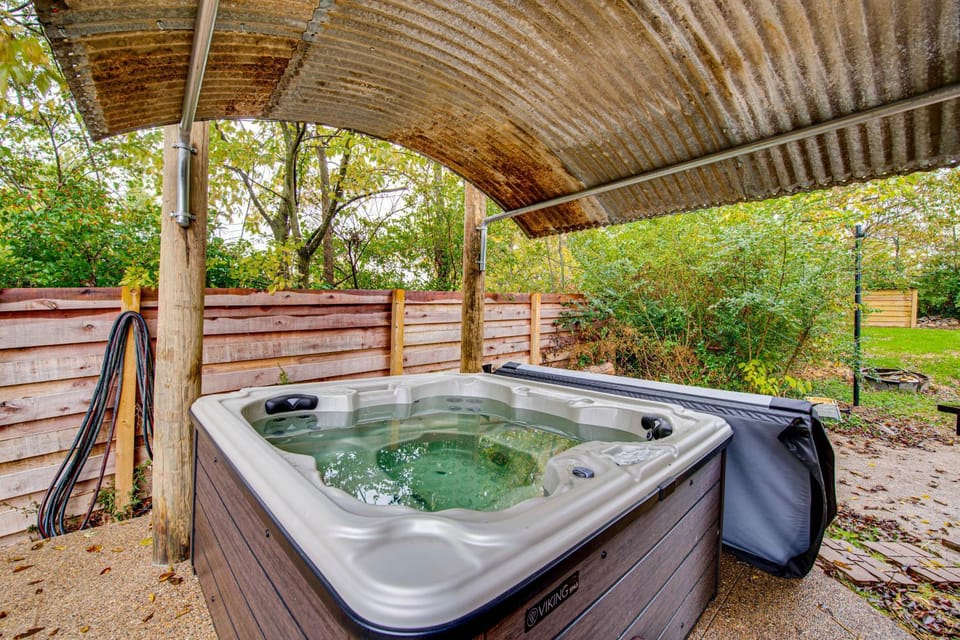 Family Holiday Cabin in Kentucky w/ Hot Tub! Cabin in Indiana