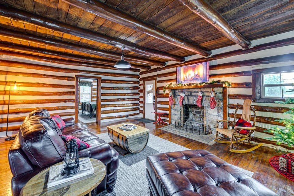 Family Holiday Cabin in Kentucky w/ Hot Tub! Cabin in Indiana