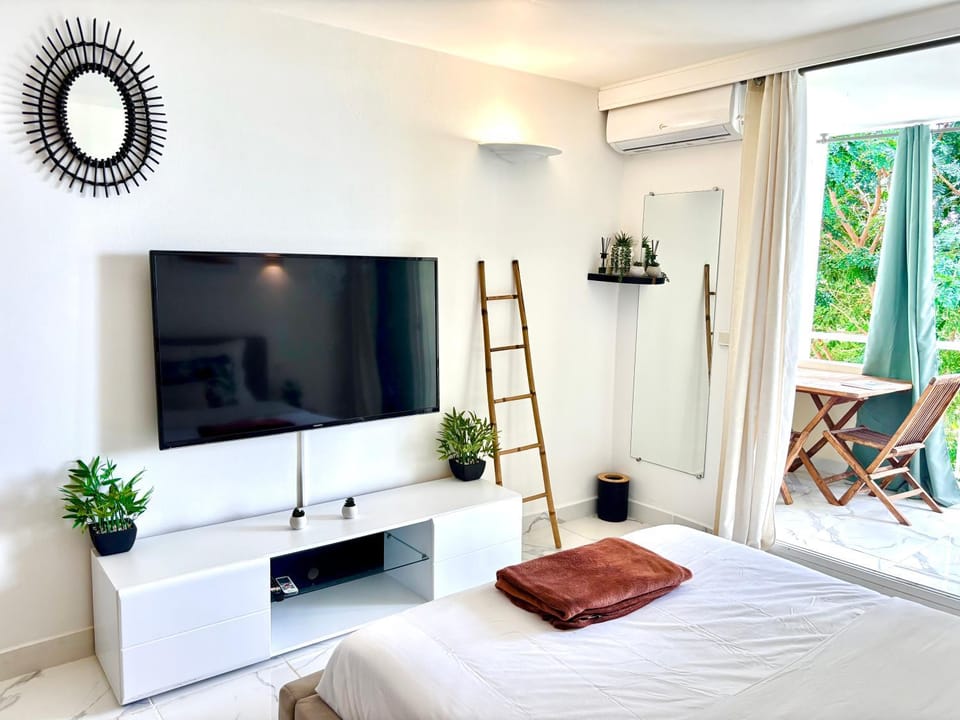 Bed, TV and multimedia, Photo of the whole room, Bedroom, air conditioner